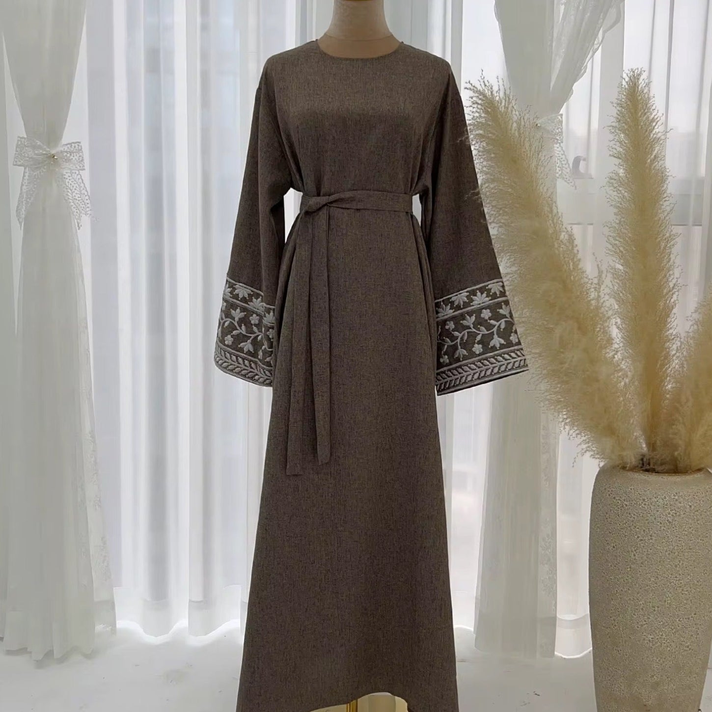 Linen Closed Abaya - Embroidered Sleeves